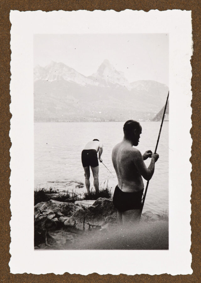 Zwei Männer in Badehose mit Angelruten am Lauerzer See