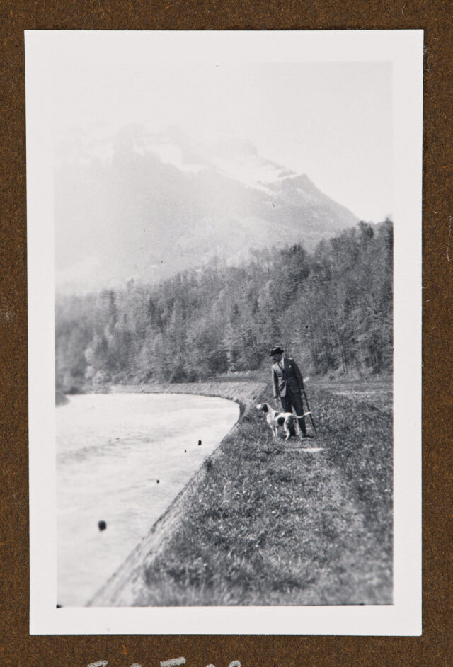 Meinrad Inglin mit Hund auf dem Muota-Damm