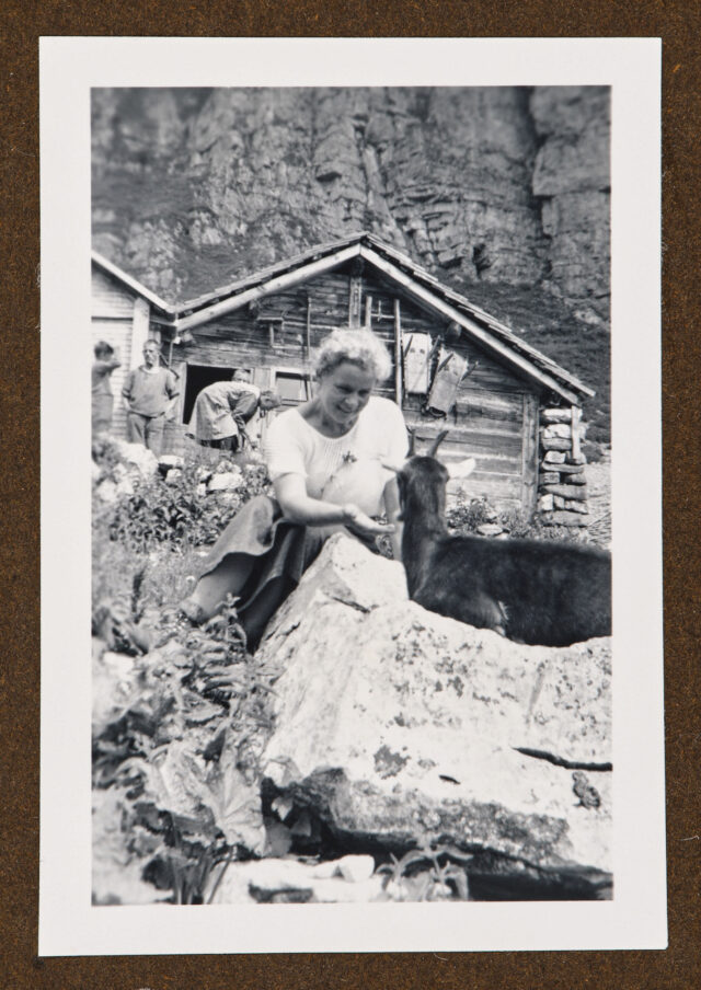 Bettina Zweifel mit Ziege vor Alphütte