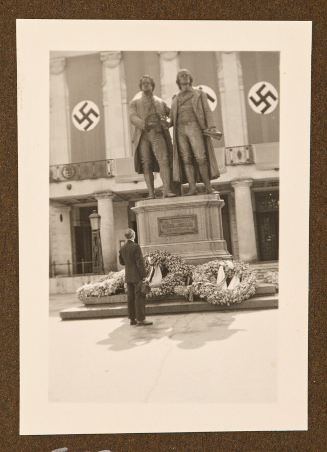 Meinrad Inglin vor dem Schiller-Goethe-Denkmal im Weimar, am Nationaltheater Hakenkreuz-Fahnen
