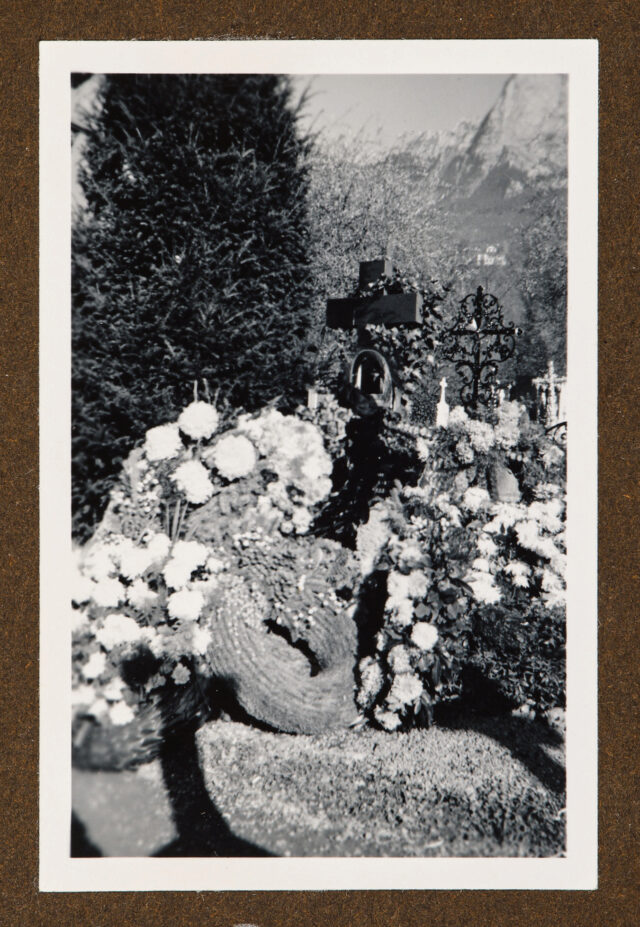 Blumenbekränztes Grab von Margrit Abegg-Eberle