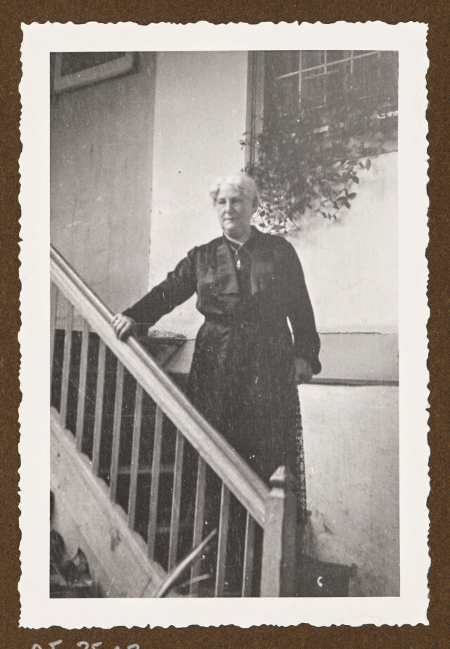 Margrit Abegg-Eberle auf Treppe stehend