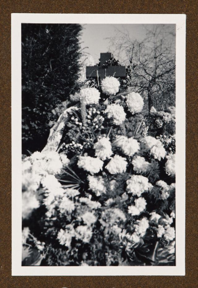 Blumenbekränztes Grab von Margrit Abegg-Eberle