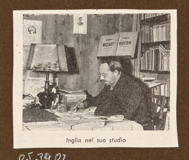 Meinrad Inglin an Tisch sitzend und schreibend