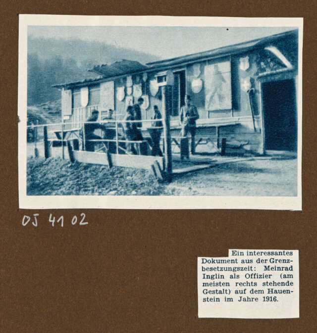 Soldaten vor einer Hütte auf dem Hauenstein