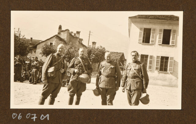 Vier Offiziere auf Dorfplatz, Meinrad Inglin 2.v.l.
