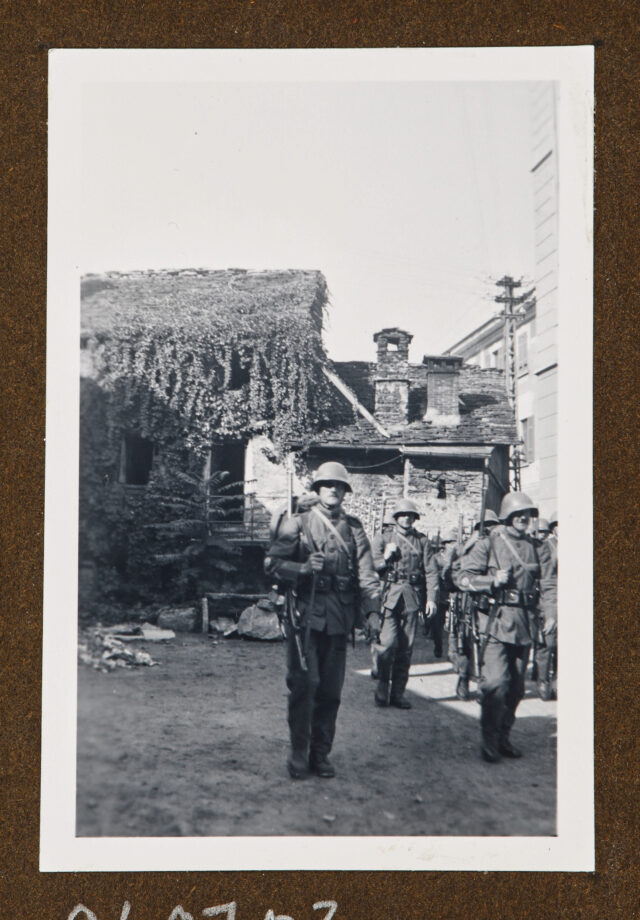 Soldaten auf Dorfplatz