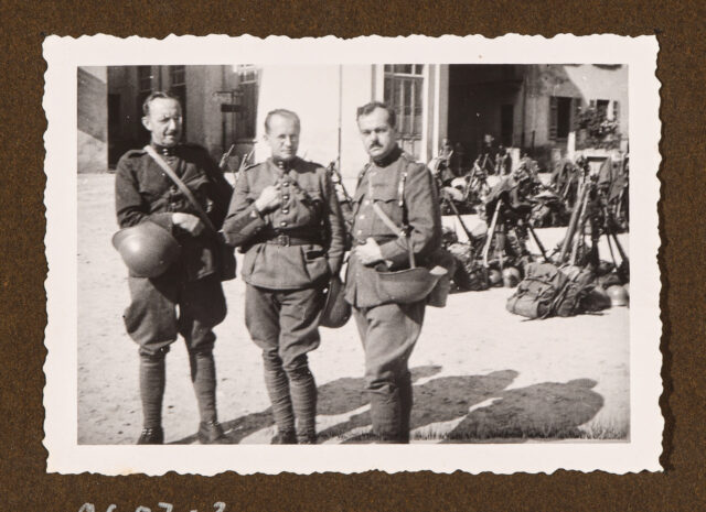 Drei Offiziere auf Dorfplatz, Meinrad Inglin l.