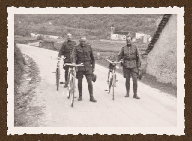 Drei Soldaten mit Fahrrädern