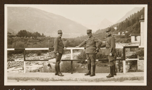Drei Offiziere an Geländer vor Fluss, Meinrad Inglin l.