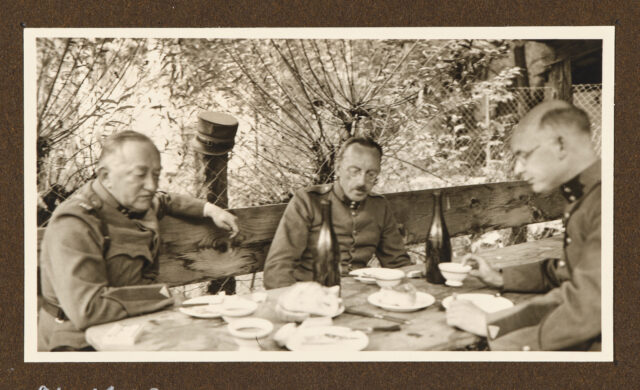 Drei Offiziere beim Essen, Meinrad Inglin Mitte