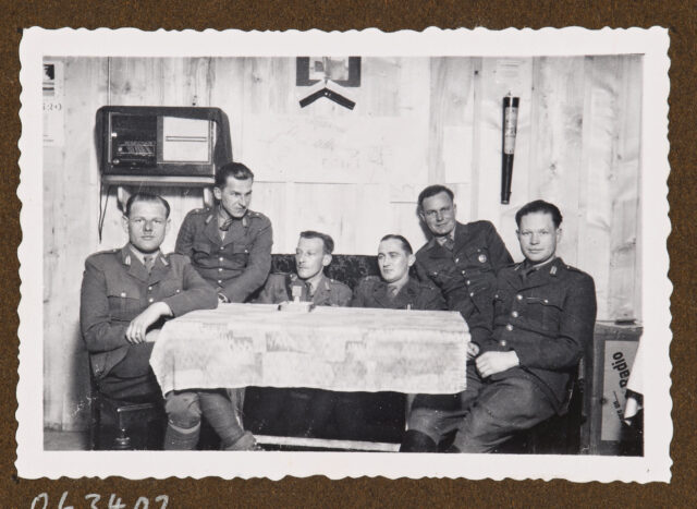 Sechs polnische (?) Offiziere (?) an einem Tisch