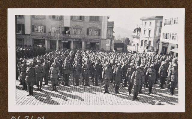 Soldaten auf dem Hauptplatz von Schwyz