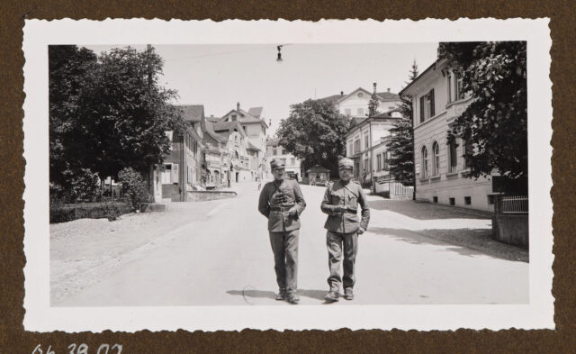 Meinrad Inglin (l.) mit anderem Offizier auf Dorfstrasse