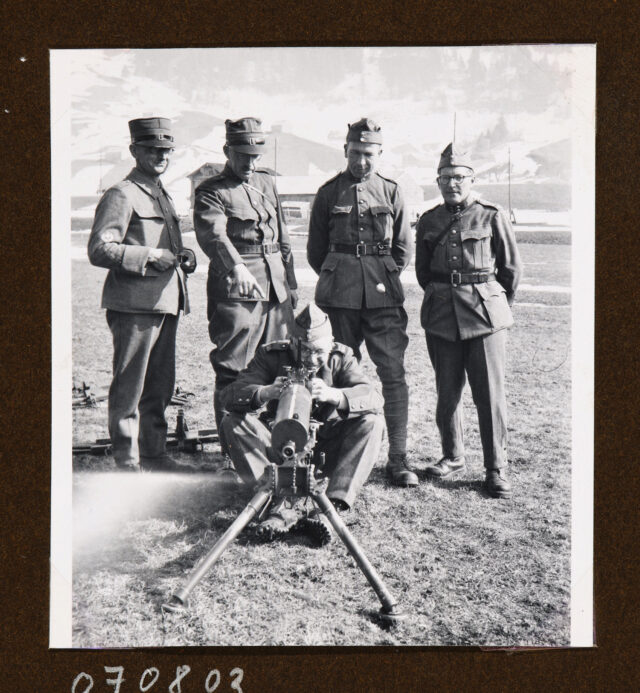 Soldaten mit Fernrohr (?), Meinrad Inglin instruierend, 2.v.l.