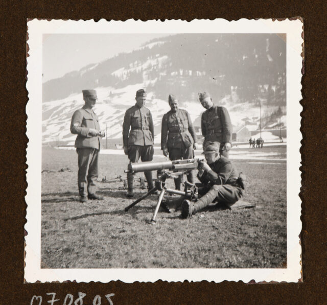 Soldaten mit Fernrohr (?), Meinrad Inglin am Gerät