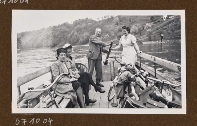 Meinrad Inglin (am Steuer) mit drei Frauen am Rheinfähre (Bettina Zweifel 2.v.l.), Fahrräder
