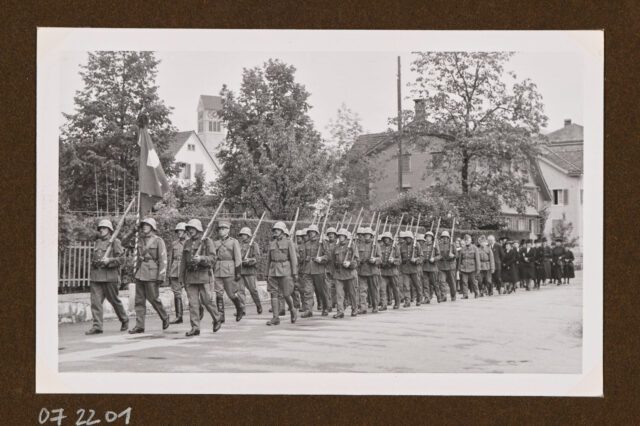 Soldaten (Meinrad Inglin vorne r.) und Frauen gehen auf Strasse