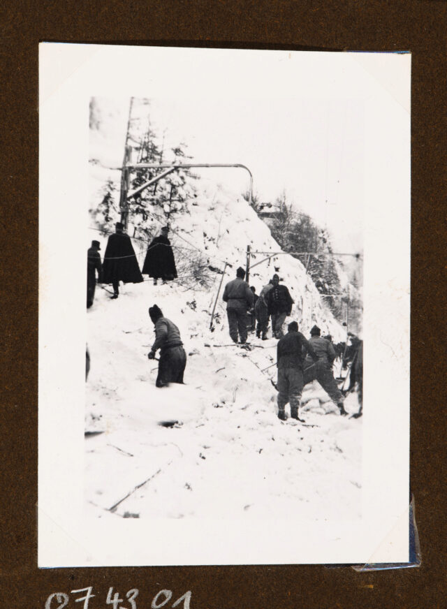 Soldaten am Freischaufeln der von einer Lawine verschütteten Gotthard-Linie