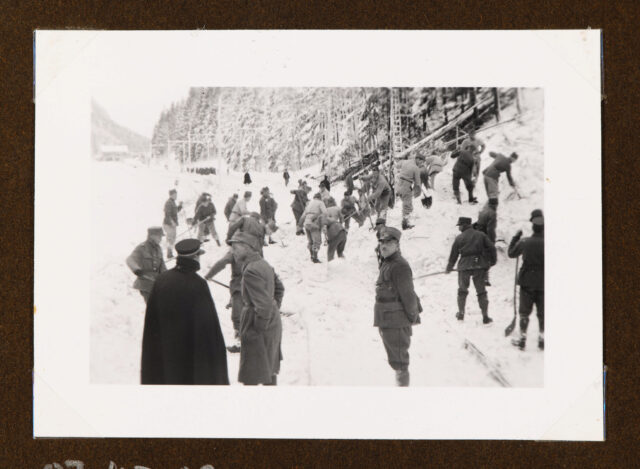 Soldaten am Freischaufeln der von einer Lawine verschütteten Gotthard-Linie, Meinrad Inglin im Vordergrund