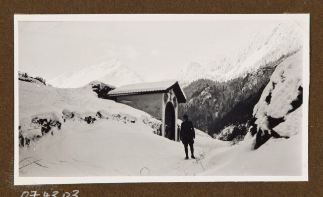 Meinrad Inglin vor einer Bergkappelle