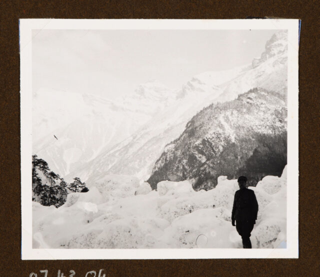 Soldat (Stiefel?) vor Bergpanorama im Schnee