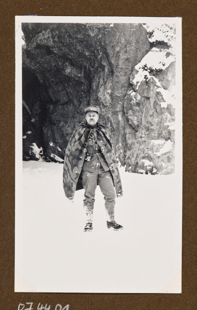 Soldat (Stiefel?) im Schnee vor Tunnel