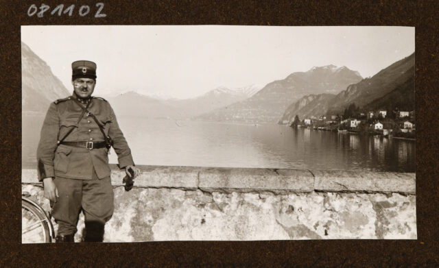Offizier (Stiefel?) vor See mit Bergen