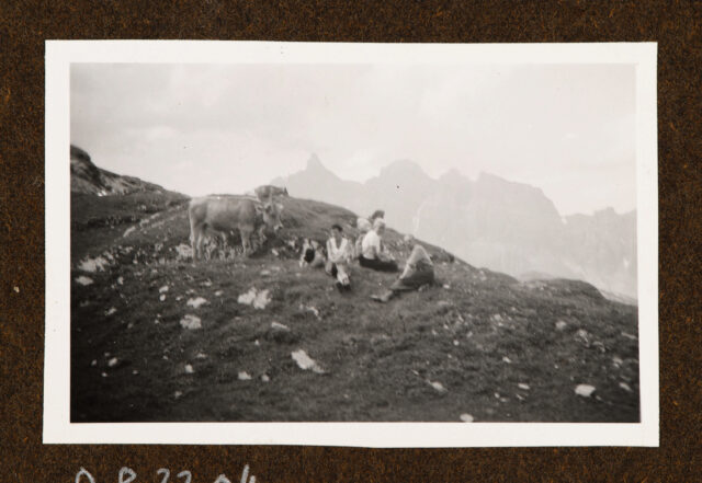 Wanderer (Bettina Zweifel und Meinrad Inglin r.) auf Kuhwiese sitzend