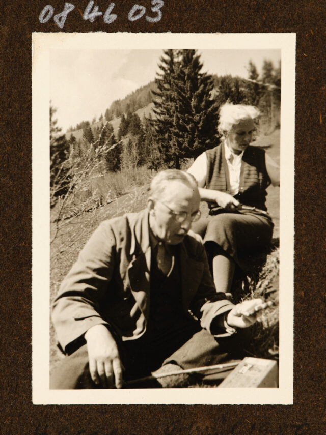 Bettina Zweifel und Meinrad Inglin im Gras sitzend