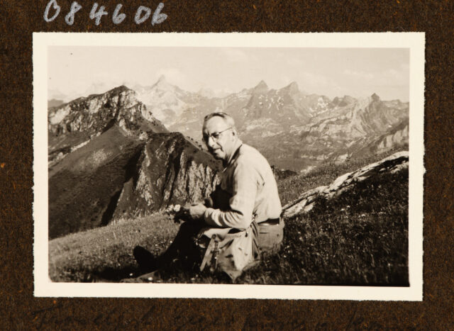 Meinrad Inglin vor Bergpanorama