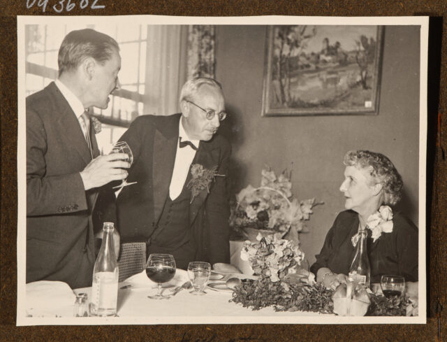 Meinrad Inglin (Mitte) mit zwei anderen Hochzeitsgästen