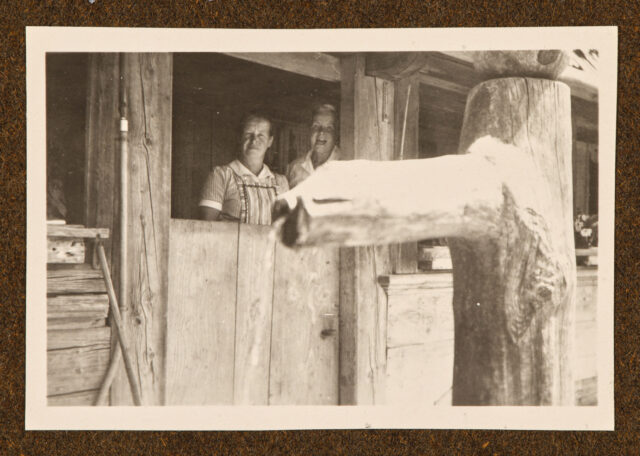 Bettina Zweifel (r.) und andere Frau schauen aus Hütte