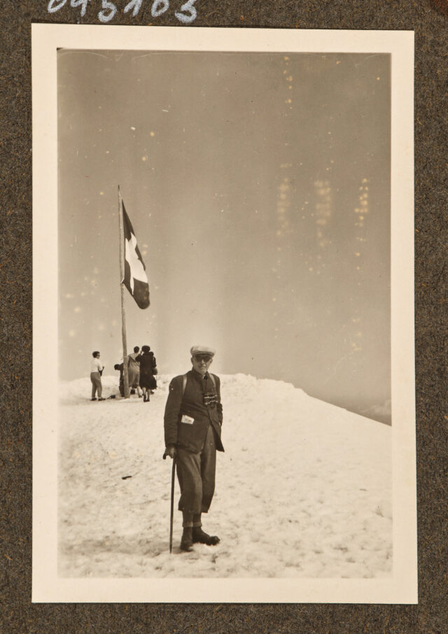 Meinrad Inglin im Schnee vor Schweizerfahne