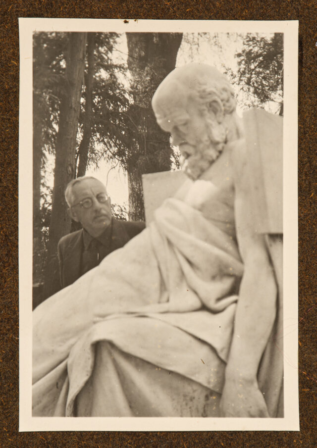 Meinrad Inglin mit Sokrates-Statue