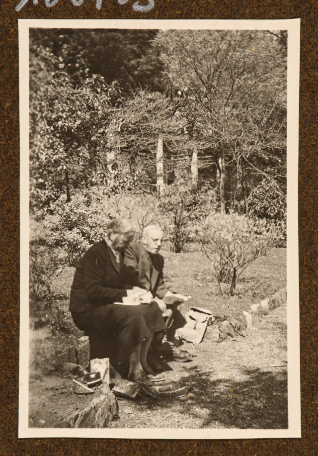 Meinrad Inglin (r.) mit Frau am Wegrand sitzend