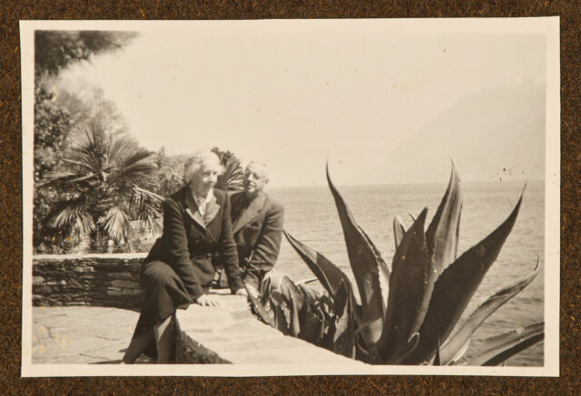 Meinrad Inglin (r.) mit Frau auf Mauer an See