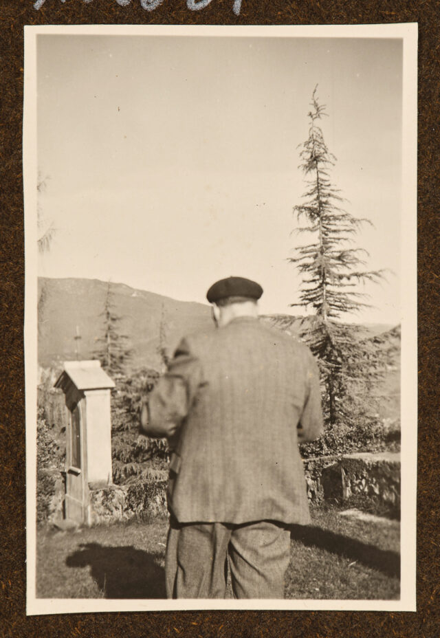 Rückenansicht eines Mannes (Gottfried Stiefel?) vor Kleiner Kapelle