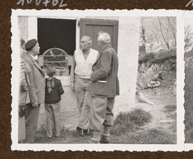 Meinrad Inglin (r.) und Ehepaar Stiefel (?) mit Kind sprechen mit einem Mann