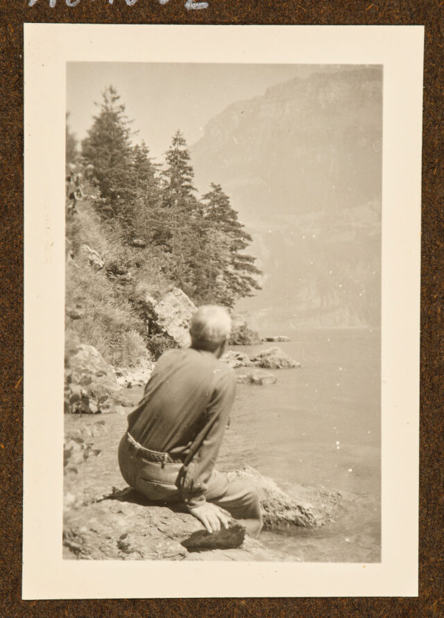 Meinrad Inglin am See sitzend