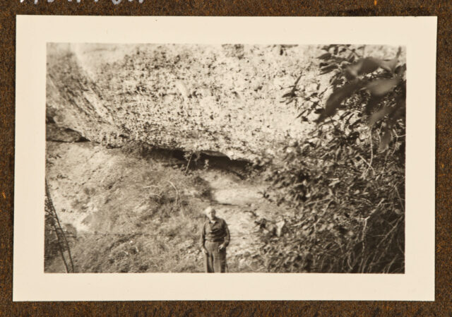 Meinrad Inglin vor Felswand mit Höhle