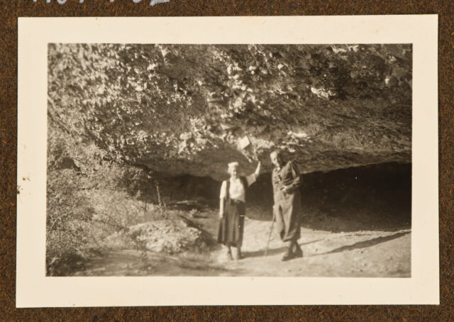 Bettina Zweifel und Meinrad Inglin vor Felswand mit Höhle