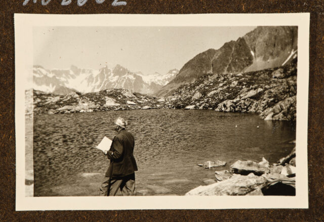 Meinrad Inglin mit Karte an Bergsee