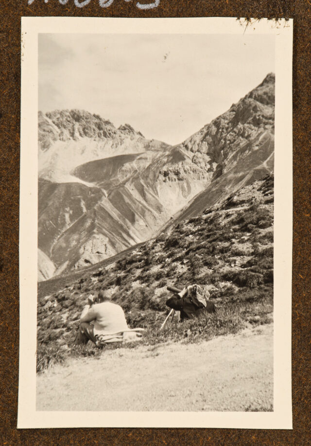 Bettina Zweifel (mit Fernrohr) und Parkwächter Filli (mit Feldstecher)
