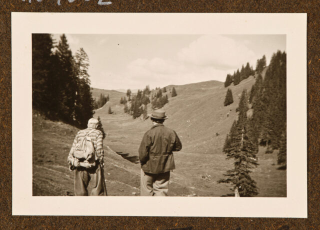 Meinrad Inglin und Hans von Matt (beide Rückenansicht) am wandern