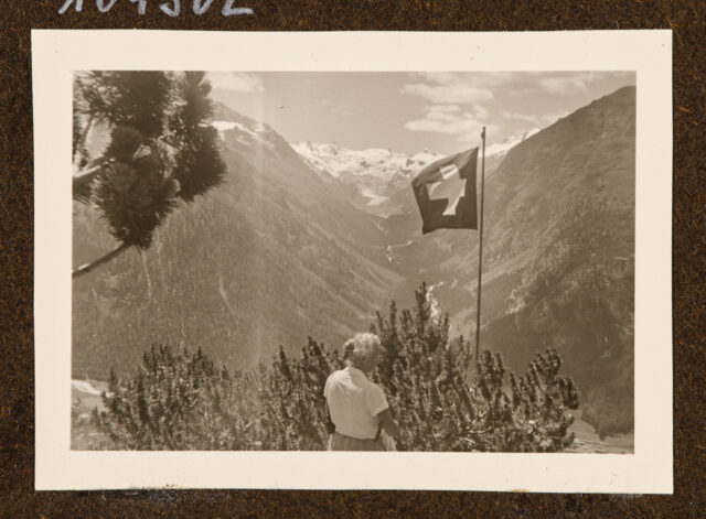 Bettina Zweifel vor Bergpanorama, Schweizerfahne