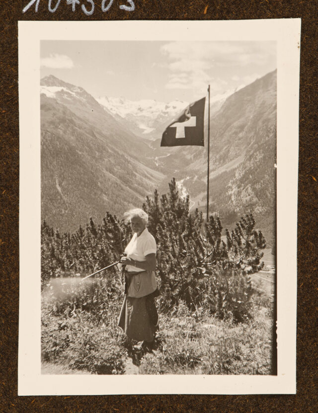 Bettina Zweifel vor Bergpanorama, Schweizerfahne