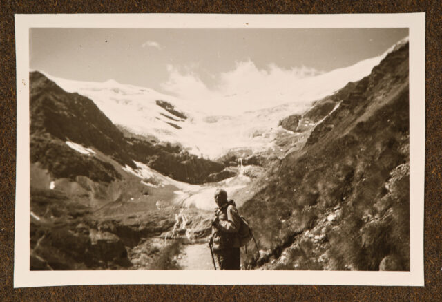 Meinrad Inglin vor Bergkulisse