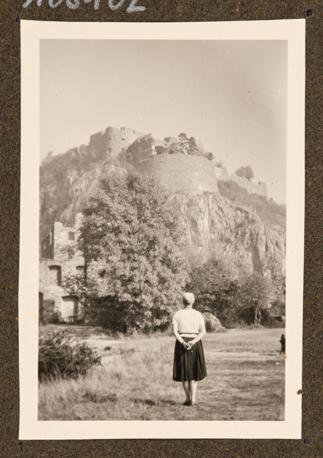 Bettina Zweifel (Rückenansicht) vor Burgruine
