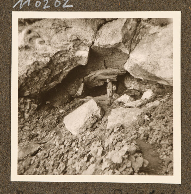 Meinrad Inglin in Höhleneingang
